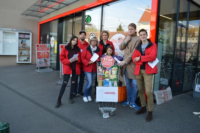 Andrea Exler (3.v.l) und Matthias Friedrich (2.v.r.) mit den ehrenamtlichen Helfern der Volkshilfe Hietzing. | Foto: Berger