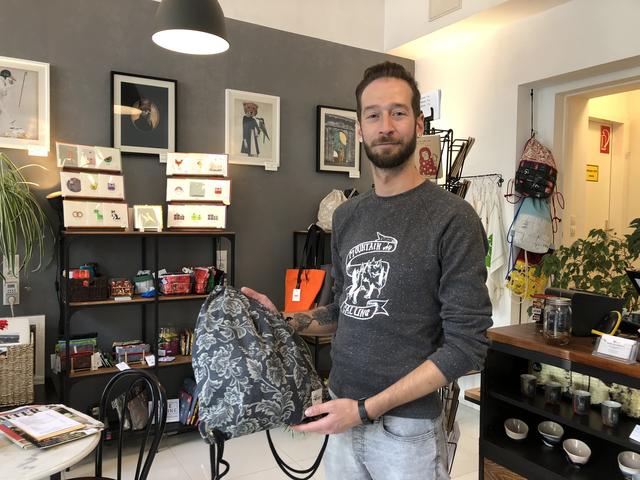 Markus Radakovits mit seinem selbst genähten Turnsackerl.