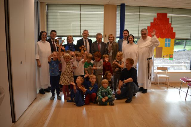 Bezirksvertreter, Eltern und natürlich Kinder haben gemeinsam die Eröffnung ihres neuen Kindergartens gefeiert. | Foto: Berger