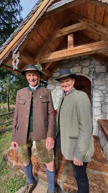 &lt;f&gt;Anton und Marianne&lt;/f&gt; Hofstätter vor der Kapelle. | Foto: Barbara Gerber