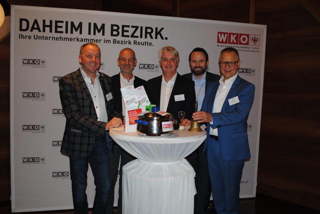 Die Organisatoren von Topf sucht Deckel im Bezirk Reutte: WK-Bezirksstellenleiter Wolfgang Winkler, WK-Bezirksobmann Christian Strigl, Moderator Toni Ferk, IHK-Regionalgeschäftsführer Stefan Sprinkart und Klaus Fischer, Sprecher der Allgäu GmbH.
