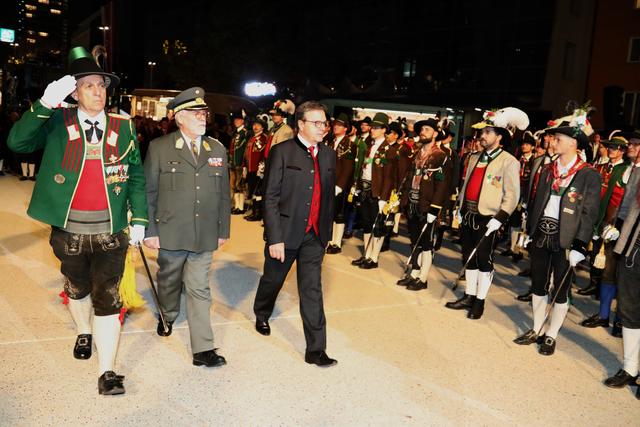 v.re. LH Günther Platter beim Abschreiten der Ehrenfront am Landhausplatz mit dem Tiroler Militärkommandanten Generalmajor Herbert Bauer und dem Landesschützenkommandanten Major Fritz Tiefenthaler.