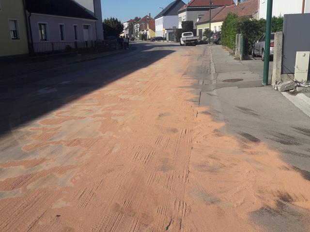 Massive Ölspur in Tulln: Bindemittel wurde aufgetragen. | Foto: Stadtfeuerwehr Tulln