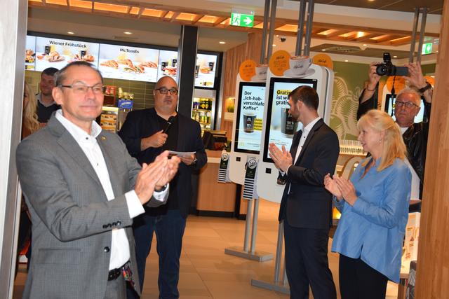 Andreas Gamsjäger (l.) lud zur Neueröffnung im McDonalds Knittelfeld.