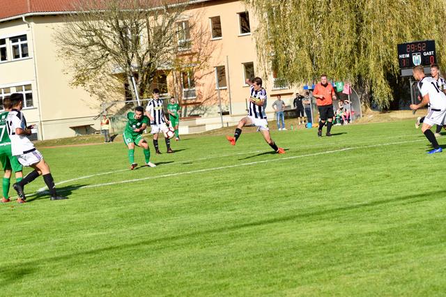 Groß St. Florian musste es öfters aus der Distanz probieren. | Foto: Michl