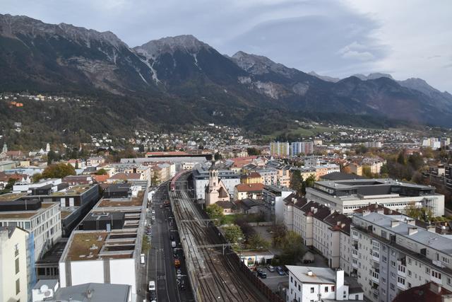 Das Wohnungsservice in Innsbruck hat die Vergabemöglichkeit über 16.500 Wohnungen. Aktuell sind fast 4.000 Personen auf der Warteliste.