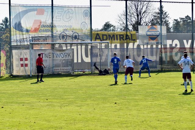 ... aber der Ball landete im Tor. | Foto: Michl