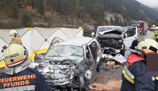 Bei dem schweren Verkehrsunfall auf der B180 Reschenstraße in Tösens kam am Montag eine Person ums Leben. | Foto: ZOOM.TIROL