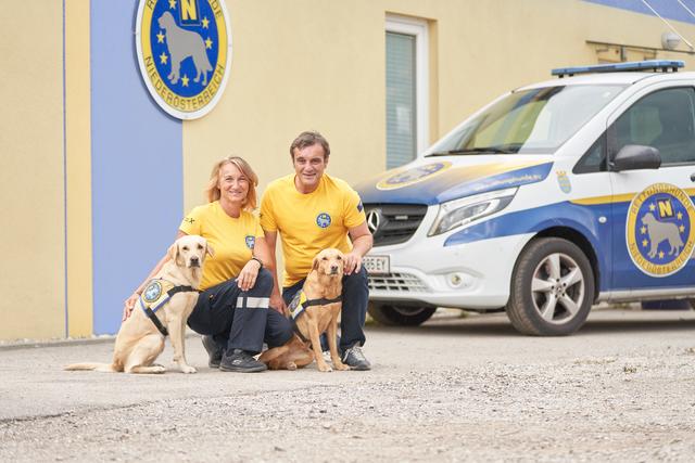 Ausbildungsleiterin Karin Kuhn und Obmann Anton Erber von den NÖ Rettungshunden in Sieghartskirchen.