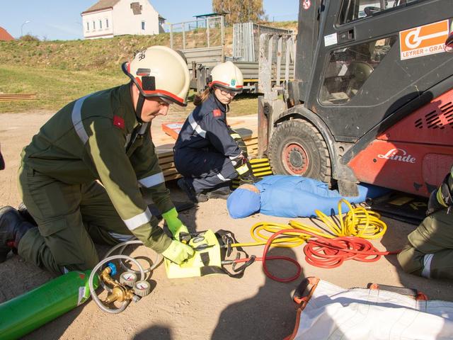 Bei der Übung in Wielands musste auch eine eingeklemmte Person befreit werden.  | Foto: Dominik Krenn