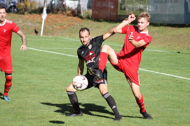 Die FG-Offensive um Patrick Höllrigl (schwarzes Trikot) glänzte beim 4:1-Sieg gegen Thaur.