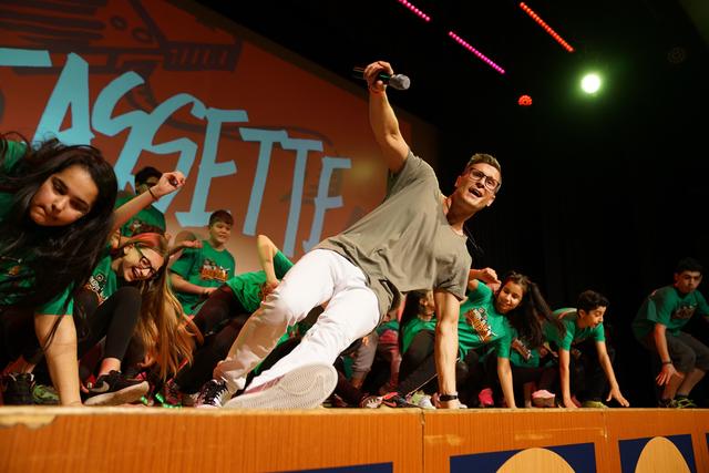 Tanz-Star Patrick Jurdić rockt mit den Schülern der „Danc’In Schools“ die Bühne im Stadion Center.  | Foto: Stadion Center