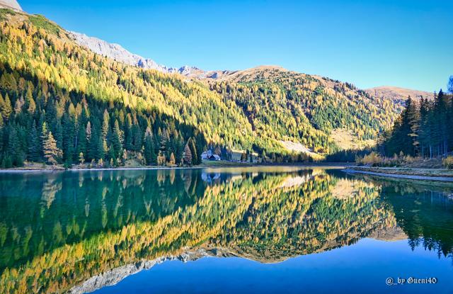 ........auf unserer Seite ließ sich die Sonne nicht mehr blicken,aber zum Almengasthaus bekommt man diese schönen Spiegelungen.....