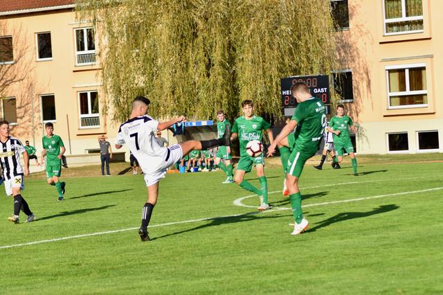Klares Foul: Nardi Lazaric mit dem hohen Bein gegen Simon Braunsar | Foto: Michl
