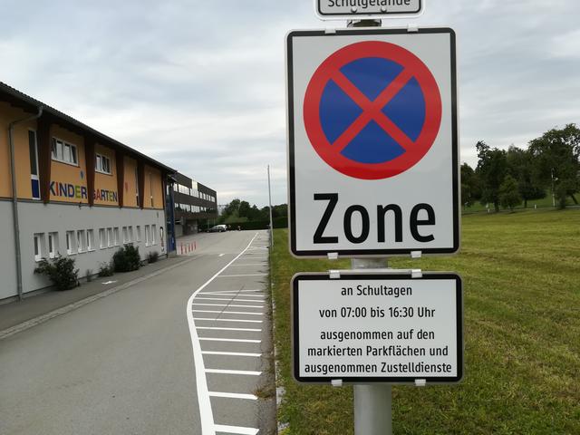 Die Gemeinde Taufkirchen hat ein Halte- und Parkverbot vor der Schule ausgesprochen, die viele Eltern in zweiter und dritter Spur abgestellt haben. Von nun an dürfen nur mehr die markierten Parkplätze benutzt werden.
