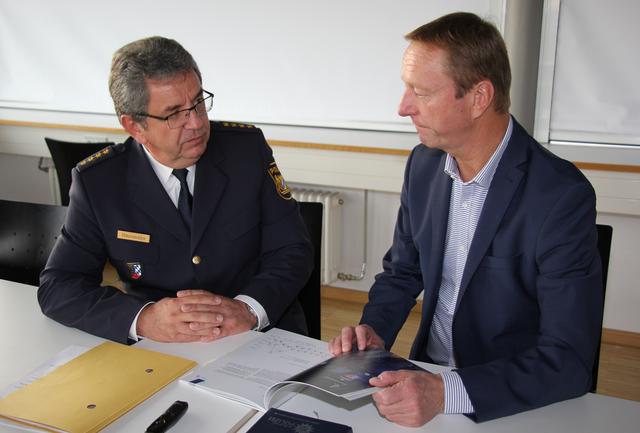 Tschürtz – hier im Gespräch mit Robert Hausmann, dem leitenden Polizeidirektor des Polizeipräsidiums Oberpfalz – überlegt, den burgenländischen Sicherheitspartnern mehr Befugnisse zu gewähren.  
 | Foto: LMS