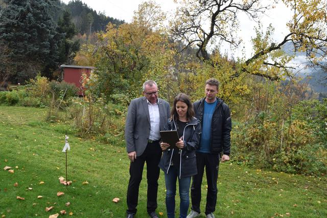 LR Tratter (li.) ließ sich von den Eigentümern Daniela und Markus Egger die Änderungen am Bauwerk erklären. | Foto: Siegele
