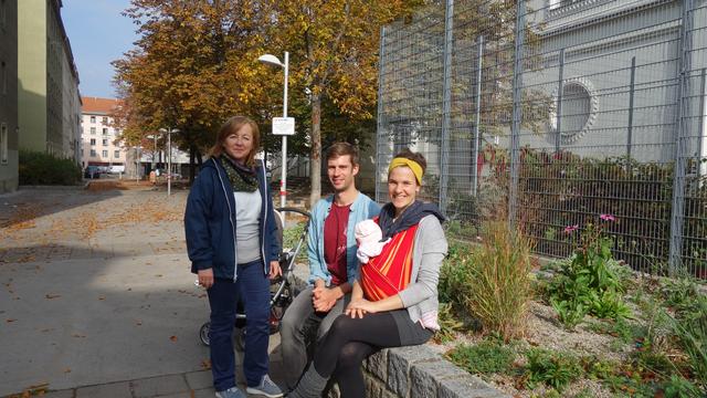 Maria, Matthias und Victoria samt Baby (v.l.) treten im Grätzel rund um die Niederhofstraße für Klimaschutz durch Begrünung ein.
