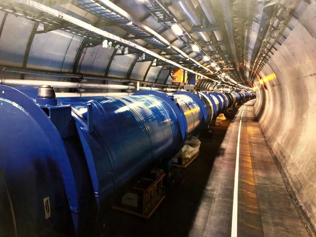 Kernforschungszentrum CERN: 26,7 Kilometer lang ist der Tunnel, in dem Protonen und geladene Atomkerne auf beinahe Lichtgeschwindigkeit und zur Kollision gebracht werden.