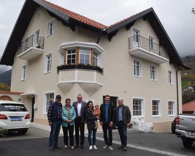 Willi Leitner, Veronika Leitner, LR Johannes Tratter, Daniela Egger mit Ben, Markus Egger und Stefan Schöpf  von der Dorferneuerung (v.li.) vor dem sanierten "Landhaus Viktoria" | Foto: Siegele