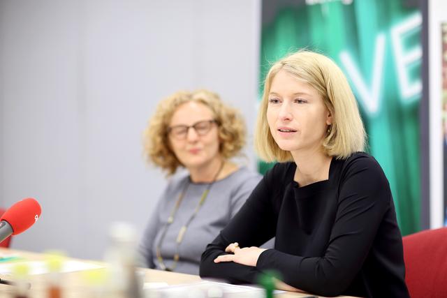 Landeshauptmann-Stellvertreterin Christine Haberlander (rechts) und Iris Ratzenböck-Höllerl bei der Pressekonferenz.