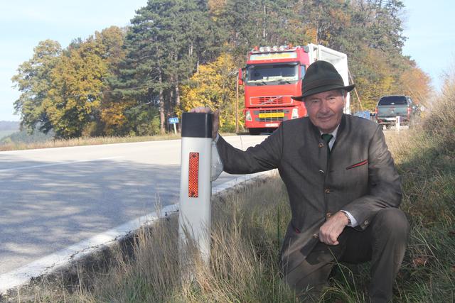 Mitpächter Karl Fischer: Die Wildwarngeräte sind seitlich an den Begrenzungspflöcken der Straßenmeisterei angebracht.