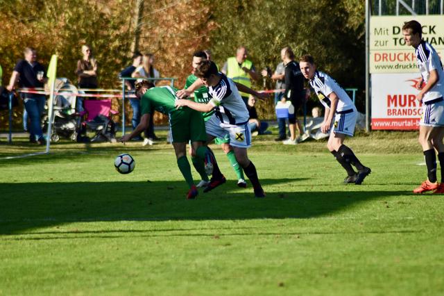 Fouls und Zweikämpfe waren keine Mangelware. | Foto: Michl