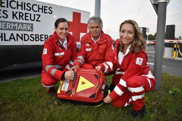 Mit Überzeugung als Rettungsanitäter für das Rote Kreuz Deutschlandsberg unterwegs: Cornelia Thomann, Erich Buch und Dagmar Schrotter. | Foto: susanne.veronik