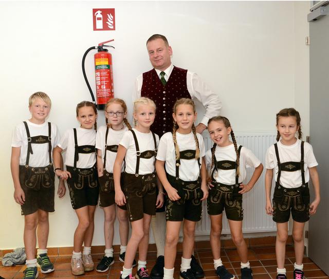 Norbert Ennsfellner, Obmann des Heimat- und Trachtenvereins, mit einigen der jungen Powerplattler. | Foto: Josef Pointinger/BezirksRundschau