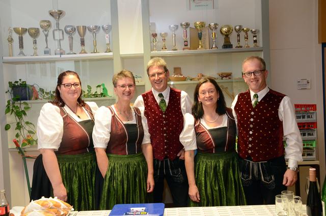 Die fleißigen Mitarbeiter sorgten für das leibliche Wohl. | Foto: Josef Pointinger/BezirksRundschau