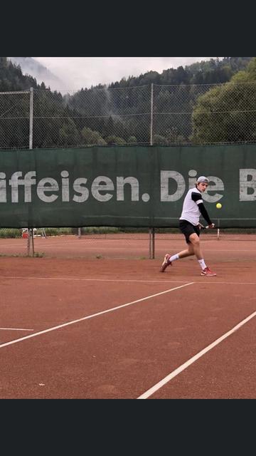 Fabian Supanz schlägt im Winter in der Halle auf