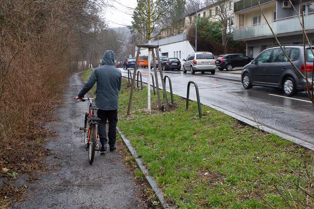 Die Mauerbachstraße ist lang, schmal und nur teilweise für Radfahrer sicher. Vorerst wird sich das nicht ändern.  | Foto: Holter
