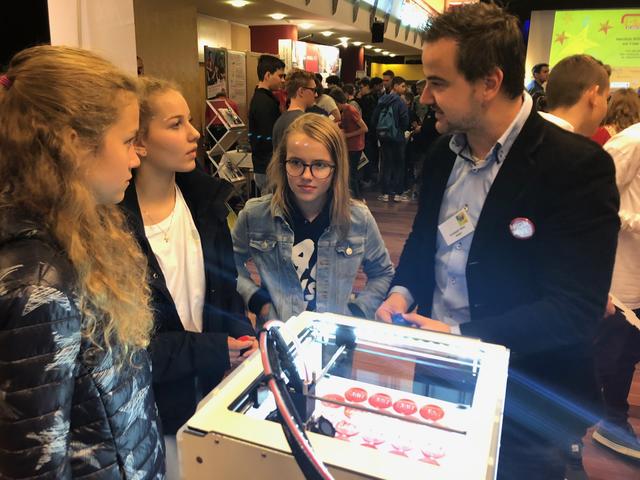 Die Mädels interessierten sich für den 3D-Drucker der Firma Amari.