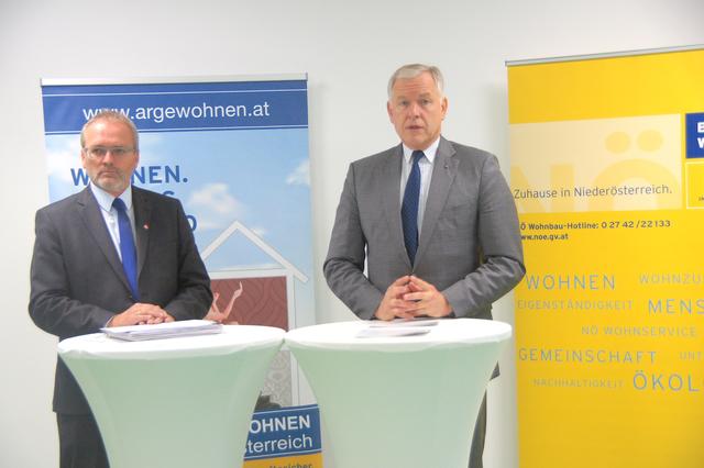 Obmann der ARGE Wohnen, Manfred Damberger, und Landesrat Martin Eichtinger. | Foto: Doris Necker