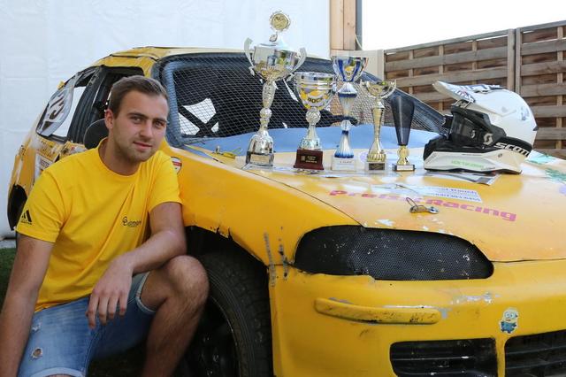 Die Trophäen einer erfolgreichen Saison für Mario Liebmann – und ein ramponiertes Auto, das einen "Wintercheck" braucht.