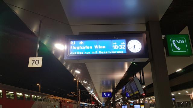 Lautsprecherdurchsagen und angeschrieben am Bahnsteig.