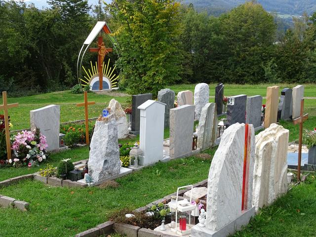Am Weizberg Friedhof wird auf Begrünung gesetzt.