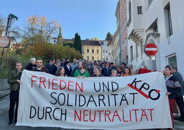 Mehr als 100 Teilnehmer waren am Nationalfeiertag in Mürzzuschlag für den Frieden unterwegs. | Foto: KPÖ