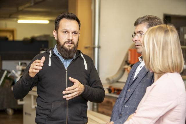Stolz auf Holz:  Die Tischlerei Knaus in Feldbach steht seit vier Generationen für höchste regionale Qualität. | Foto: StVP/Foto Fischer