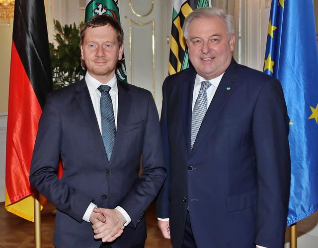 Im Gespräch: Kretschmer und Schützenhöfer | Foto: GEPA/Markus Oberländer