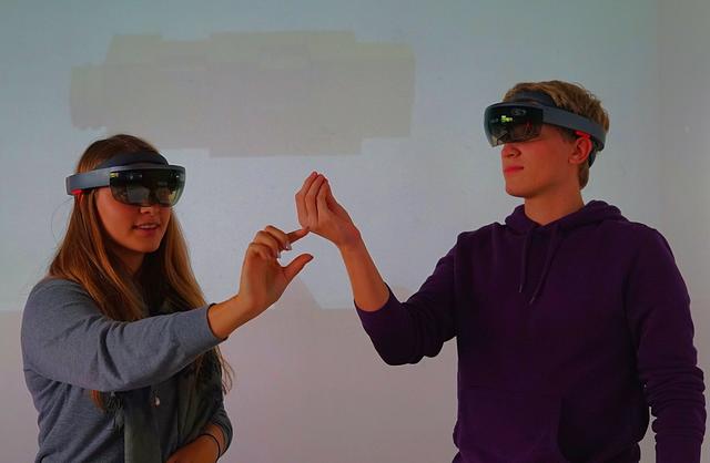 Leonie Probst und Markus Lugbauer Schüler der Abteilung Wirtschaftsingenieure testen die experience, die im Rahmen des AR-Unterrichts mit Vuforia Studio erstellt wurde. | Foto: (2) HTL St. Pölten