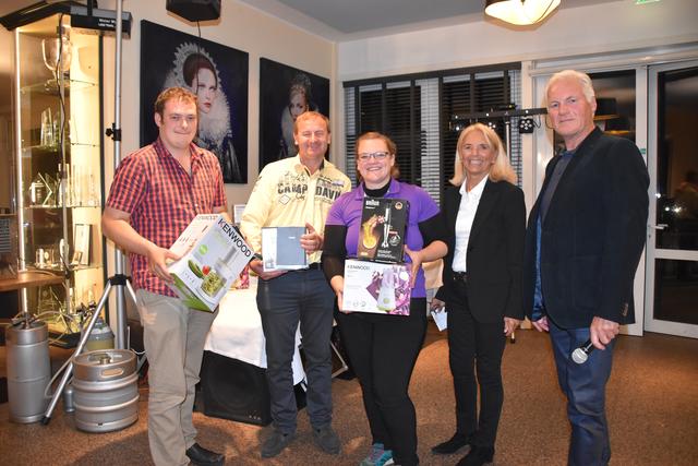 Netto-Gewinner: Tim Mason, Karl Aigner, Kristin Jaksch,  Franz Grübl (nicht am Bild) mit Eva-Maria und Wilfried Glawischnig. | Foto: Karin Zeiler / Bezirksblätter NÖ