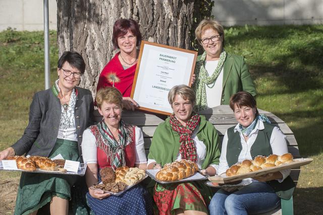 Bester Allerheiligenstriezel: Die ausgezeichneten GU-Betriebe mit Landessiegerin Sonja Wippel (vorne 2.v.r.) aus Premstätten