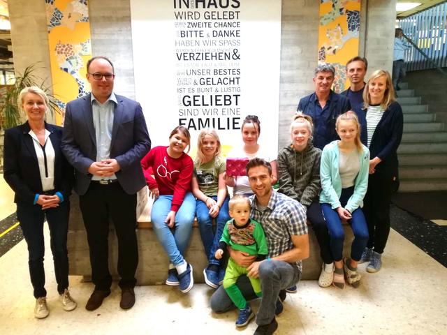 Spende übergeben. | Foto: NMS St. Johann