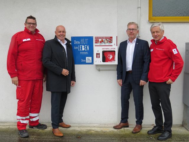 Nach Beratung mit dem Roten Kreuz wurde der passende Standort für den neuen Defi gefunden und das Gerät wurde gemeinsam mit Mitarbeitern des Wirtschaftshofes installiert. | Foto: Stadtgemeinde Oberwart