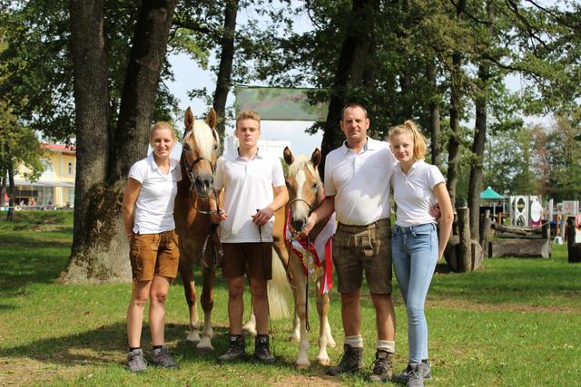 Daniela, Andreas, Wilfried und Katharina Bossler mit der heuer zweiten Reservesiegerin: "Roxy-B" hier mit der Mutterstute "Rubina-B". Solche Erfolge machen das unglaubliche Jahr 2019 für die Familie Bossler perfekt.