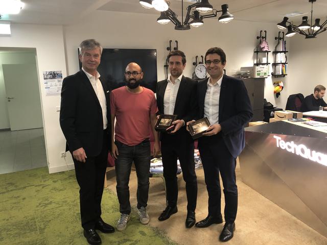 Der Aigen-Schläger Johannes Watzl (r.) mit seinem Gründerkollegen Karl-Michael Molzer (2. v. r.), Energie AG-Generaldirektor Werner Steinecker (l.) und Sebastian Schäfer, CEO des TechQuartiers in Frankfurt. | Foto: BRS/Winkler