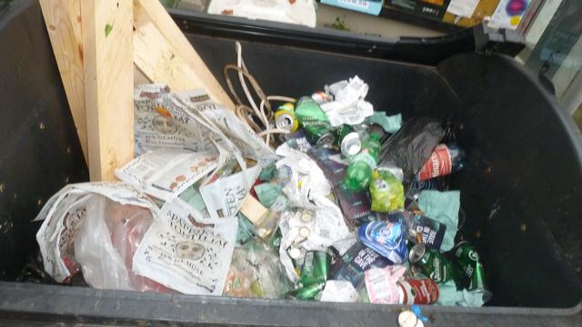 Plastikflaschen, Bierdosen und Sackerl für die Restmülltonne :-(