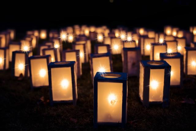 An Allerheiligen werden Lichter für die Verstorbenen entzündet. | Foto: pixabay