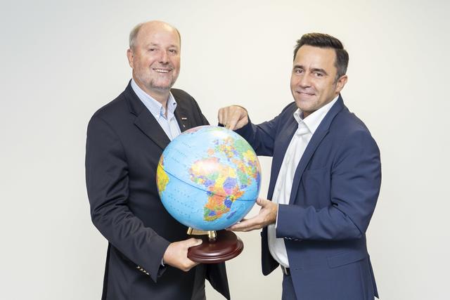 Staffelübergabe: Alfred Ferstl (l.) übergibt an Norbert Adler.
